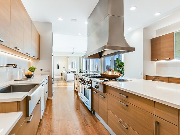 3rd image of 500 W Superior St Unit 2401