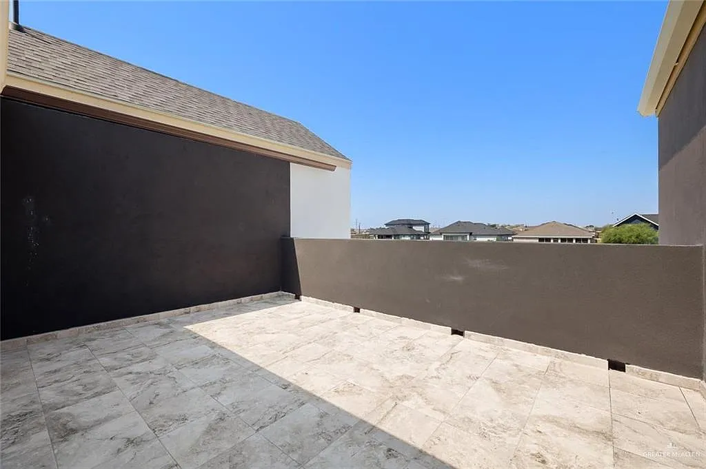 3 bed, 2.5 bath, 1700 sqft, $1,900 — Photo 2