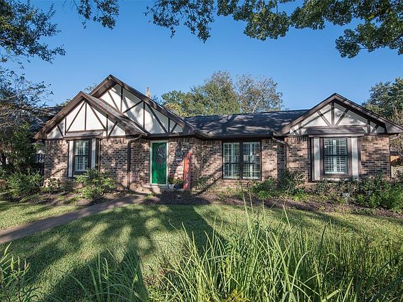 Enjoy the life of the peaceful old town Tomball and a great location having access to main roads in a charming neighborhood.
