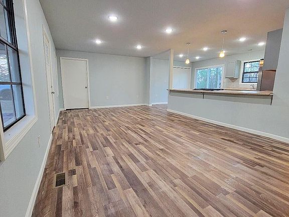 5th image of 140 Blue Bird Ln