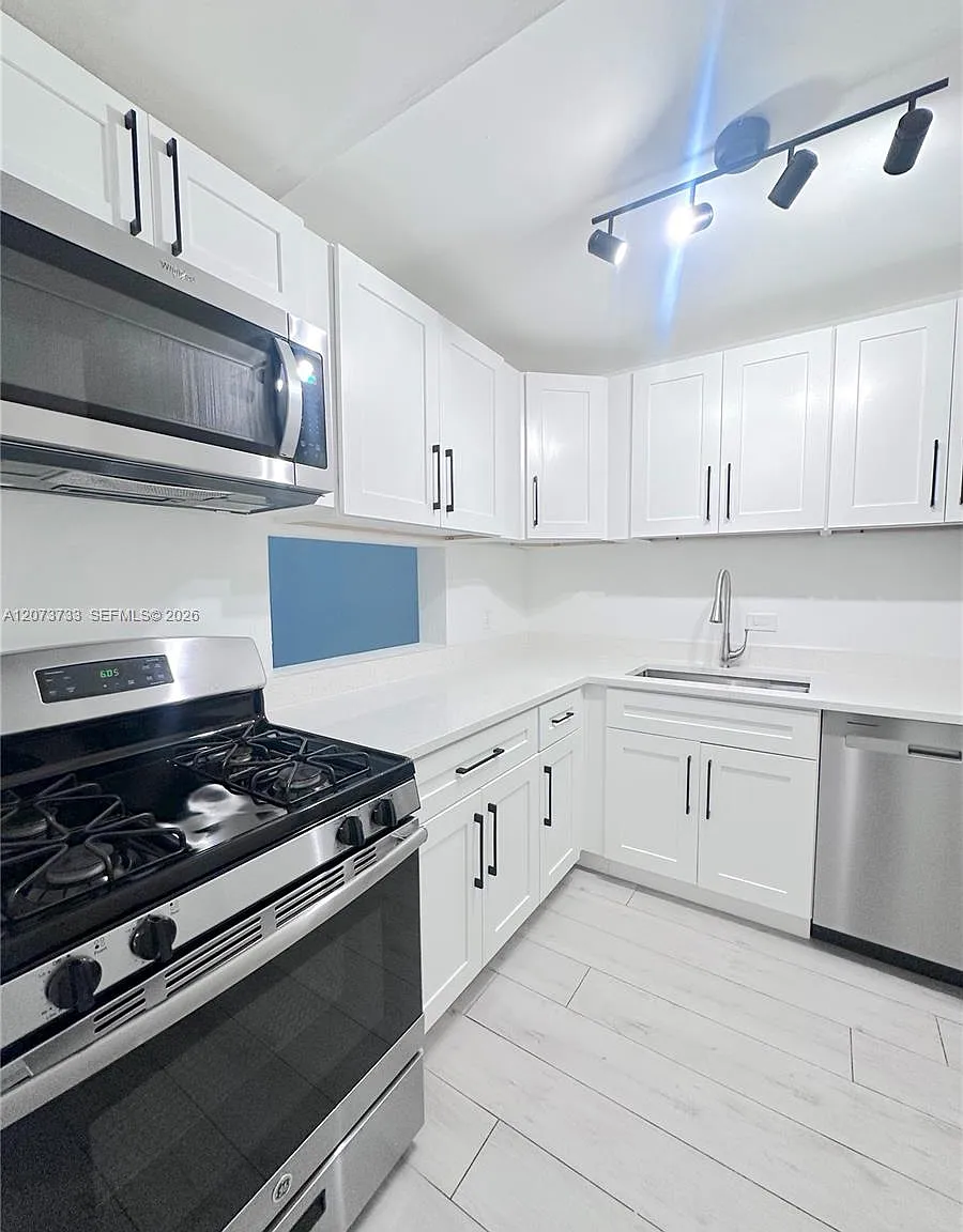 Dadeland Grove Condo — Photo 1