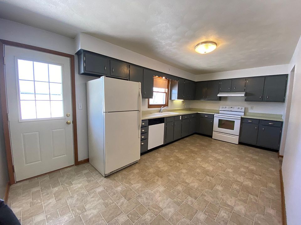 Fresh modern paint in the eat-in kitchen. Dishwasher & garbage disposal. Glass top cooking range. Entrance into the kitchen from the garage.