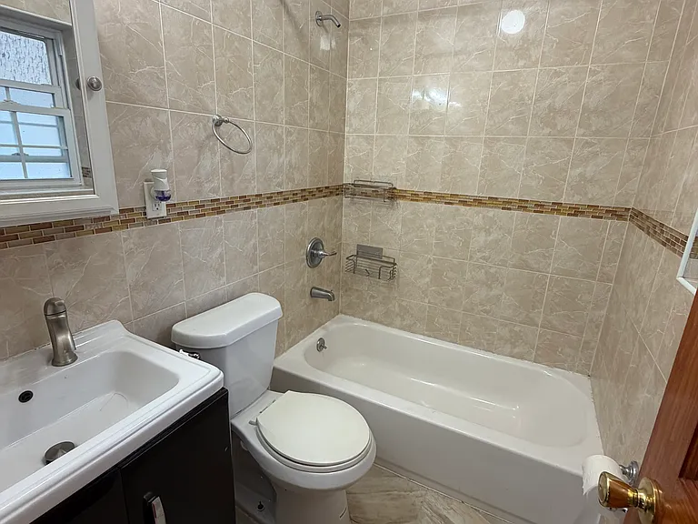 2721-2723 Hering Ave #2 — Photo 7