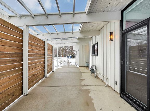 3rd image of 2649 Crawford Ave