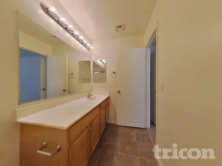 12510 W Scotts Dr — Photo 8