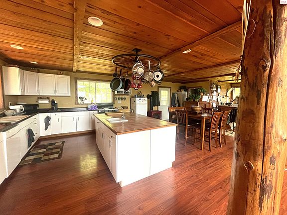 3rd image of 1684 Lions Den Rd