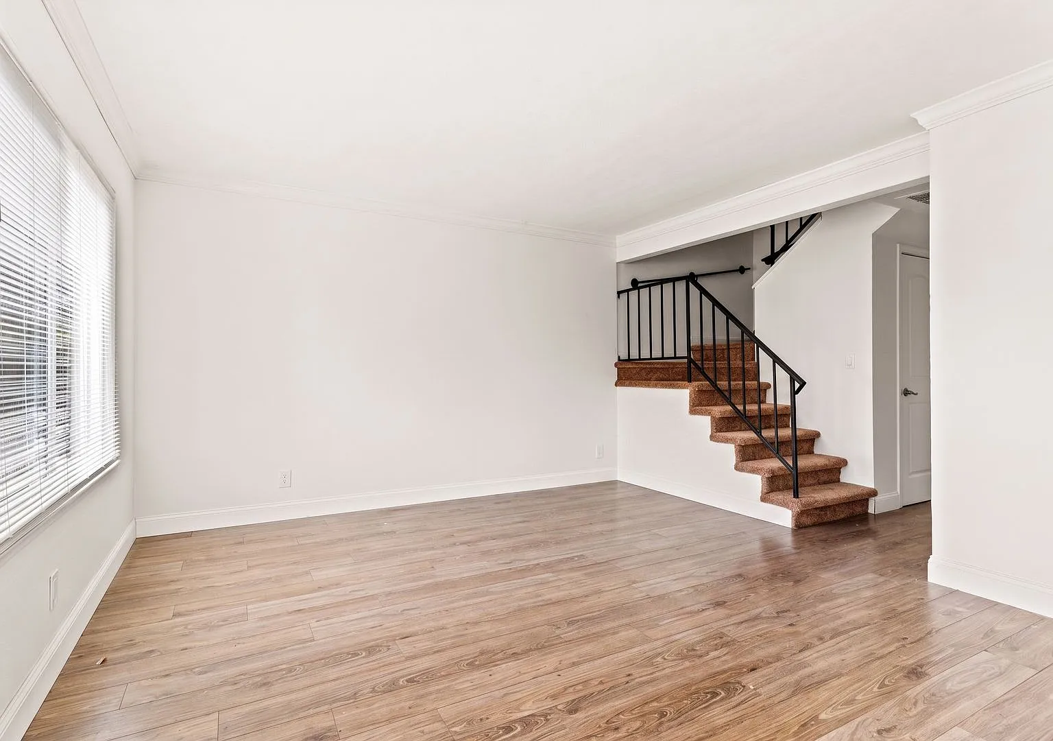 Spacious & Updated 2-Bedroom Townhouse in Union City | In-Unit Laundry & Modern Kitchen — Photo 2