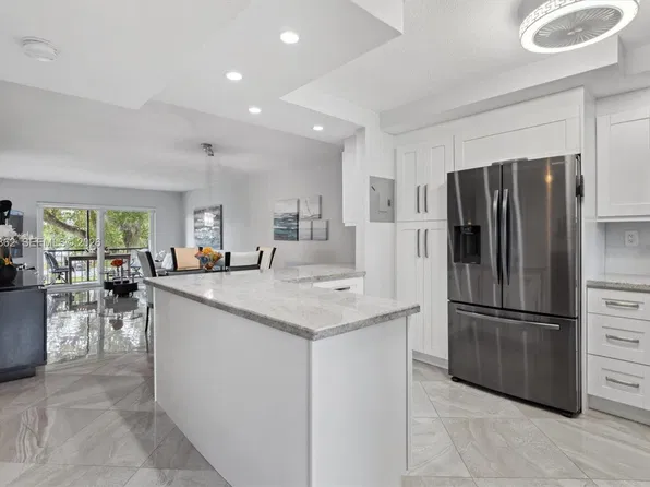 8921 S Hollybrook Blvd APT 304, Pembroke Pines, FL 33025