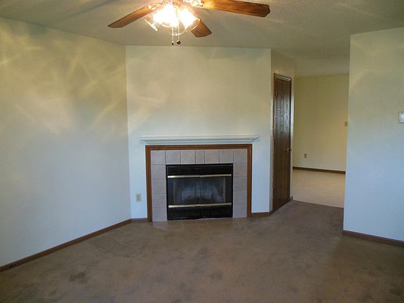 2nd image of 600 NE English Manor Dr APT D