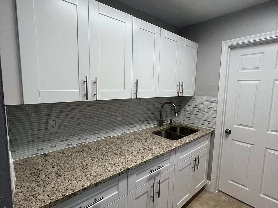 1st image of 3265 E Palm Dr