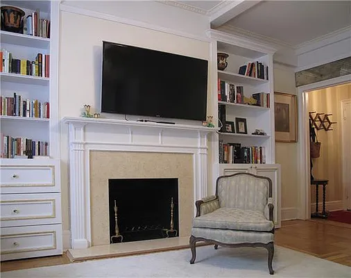 Sold by R New York | media 7