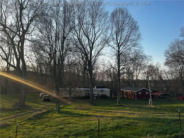 285 Holly Dr, Elizabeth, WV 26143