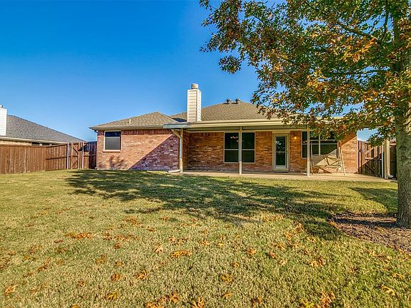4th image of 1120 Twin Lakes Dr