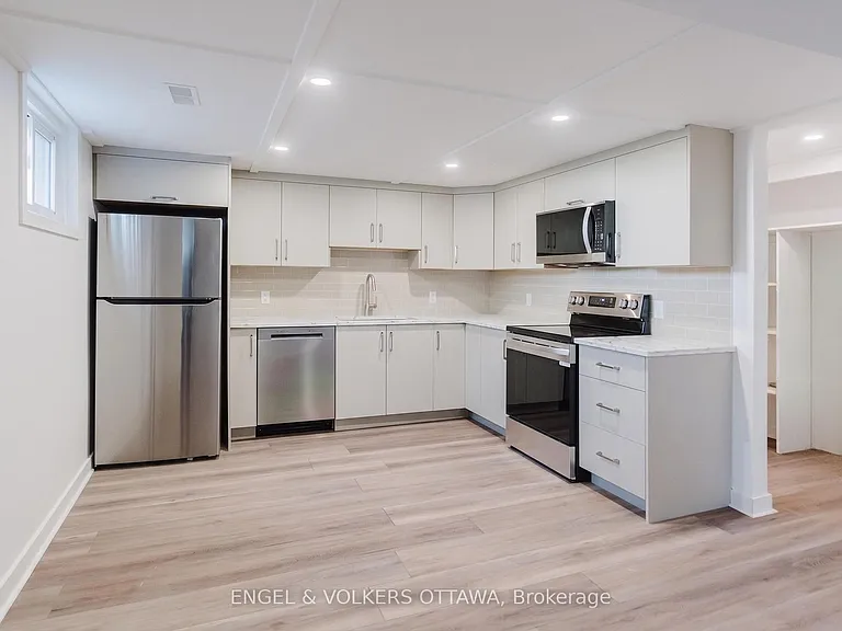 896 Pinewood Cres #3 — Photo 18
