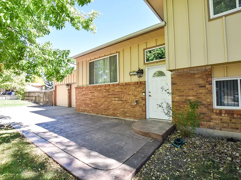 4925 Hackamore Dr N — Photo 28