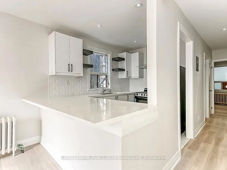 237 Lakeshore Rd E — Photo 5
