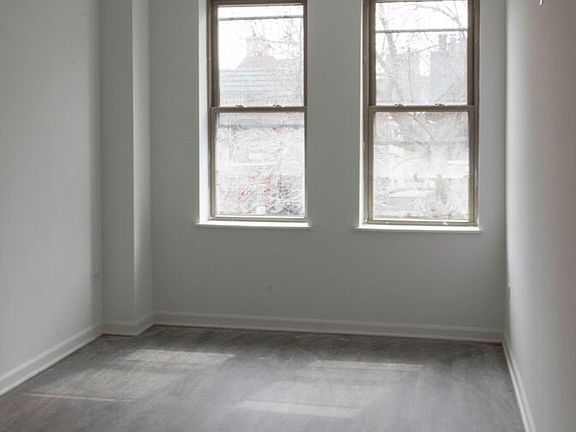 5th image of 940 W Winona St APT 810