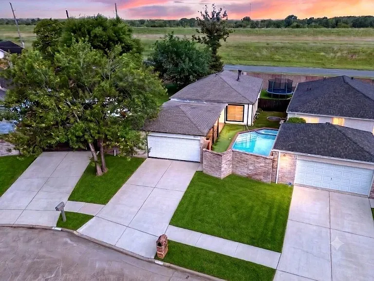 16134 Highlander Dr — Photo 1