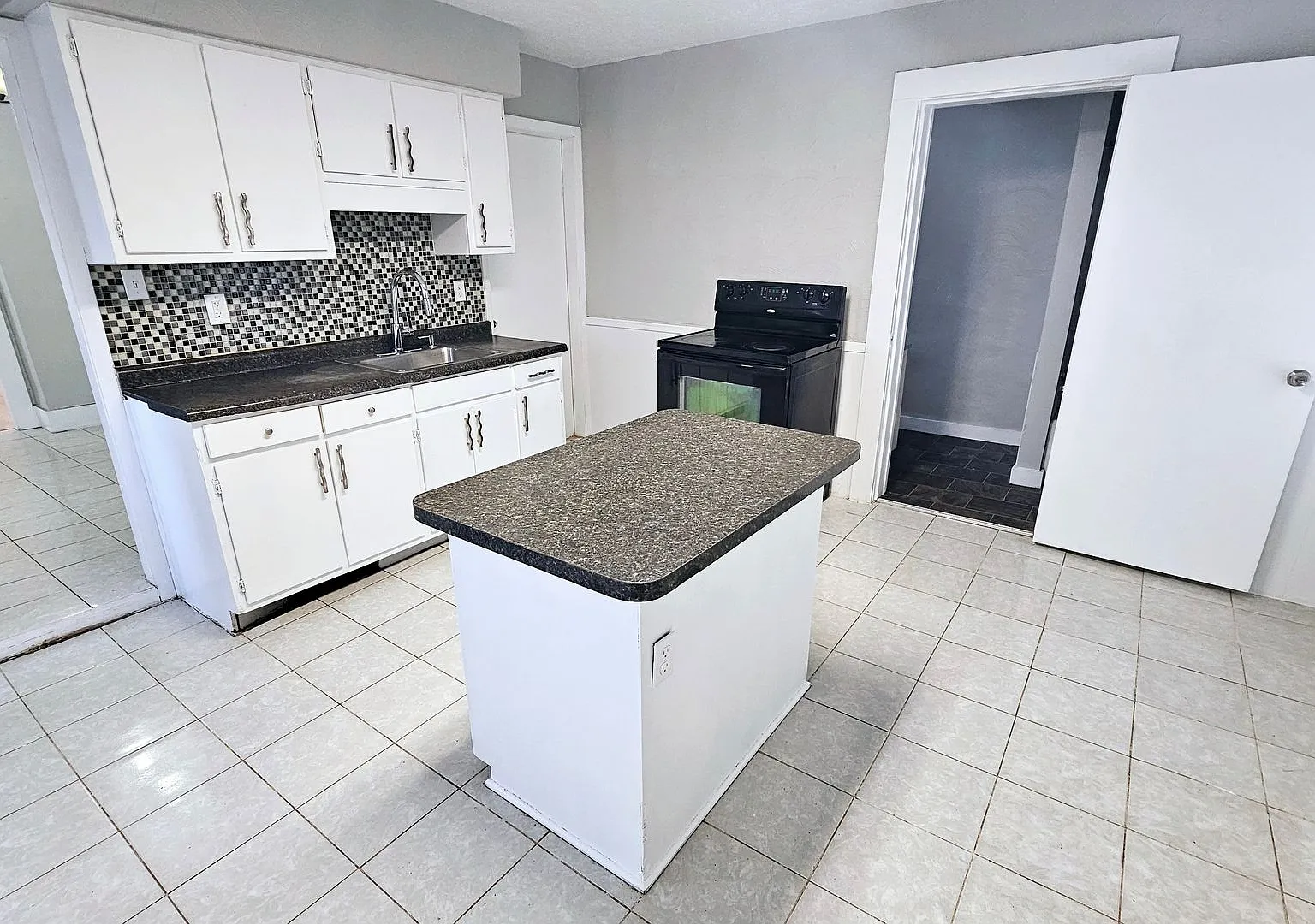 Welcome To This Charming 3-Bedroom 2 Bathroom House In Mansfield, Oh!! (No Metero) — Photo 3