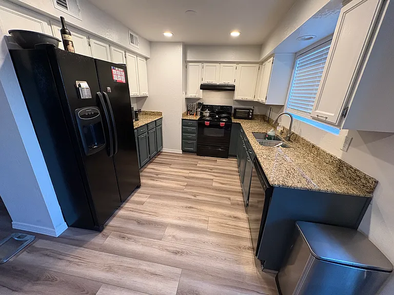 1322 E Ivyglen St — Photo 6