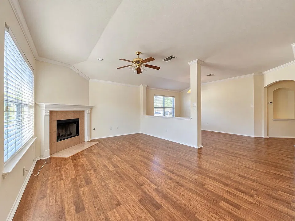 2001 Angelique Ct