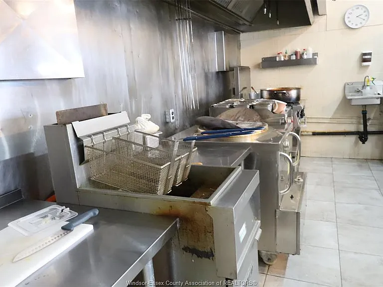 421 Sandwich St S #2 — Photo 10