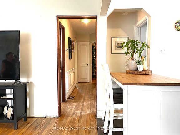 3rd image of 4 Parkchester Rd