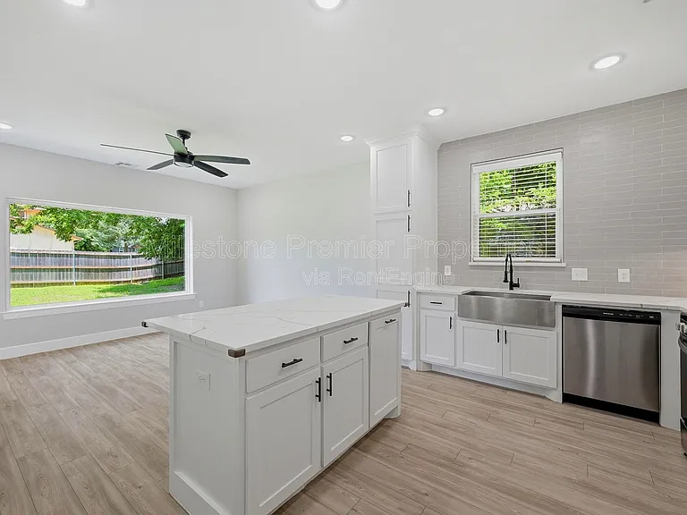 931 W Collins St — Photo 9
