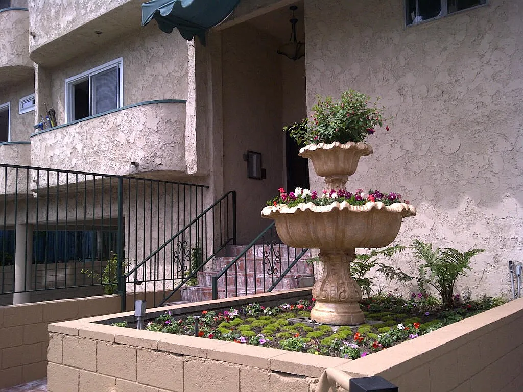 5333 Russell — Photo 2