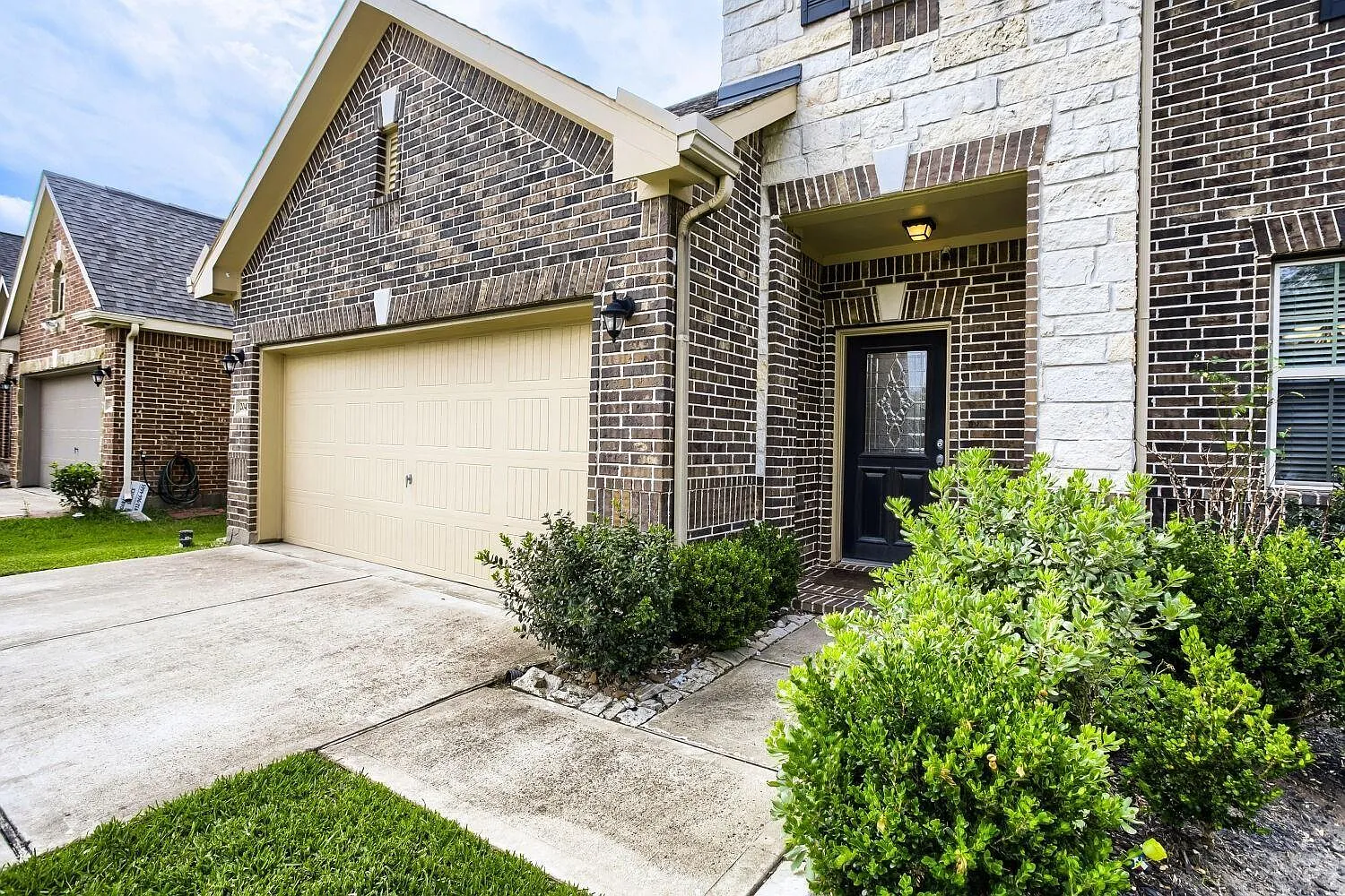 5 bed, 3.5 bath, 3162 sqft, $2,800 — Photo 1