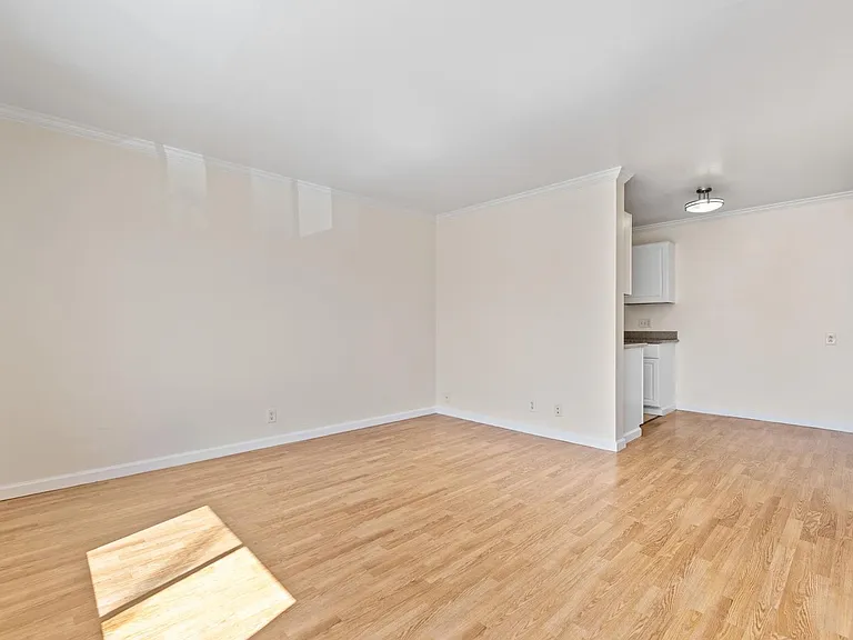 16p006 - 1435 3rd Ave — Photo 5