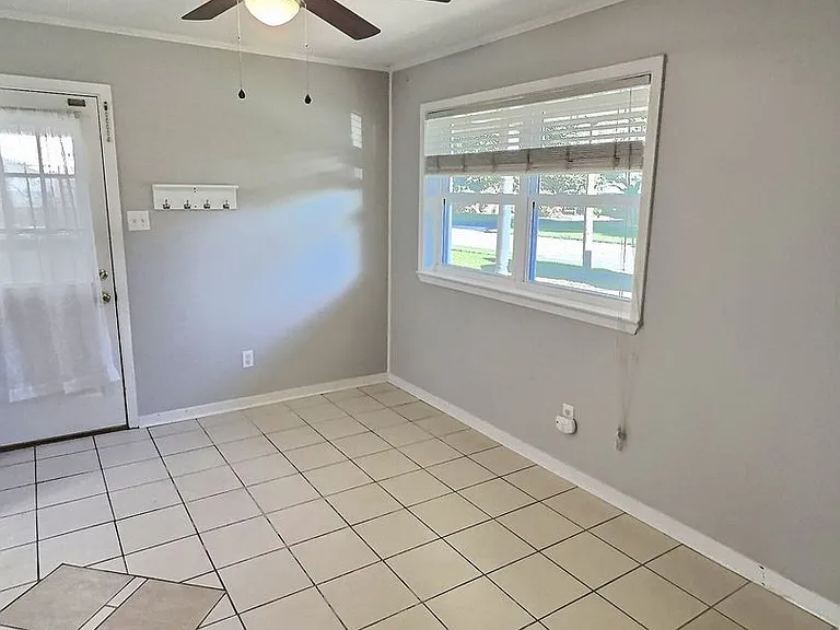 302 Hunter Dr — Photo 4