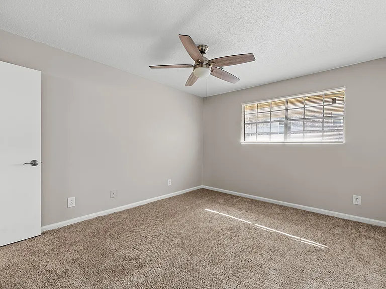 Country Club Apartments — Photo 24