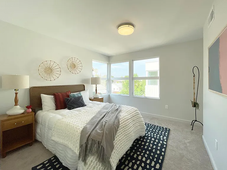 230 S San Marino Ave #B — Photo 23