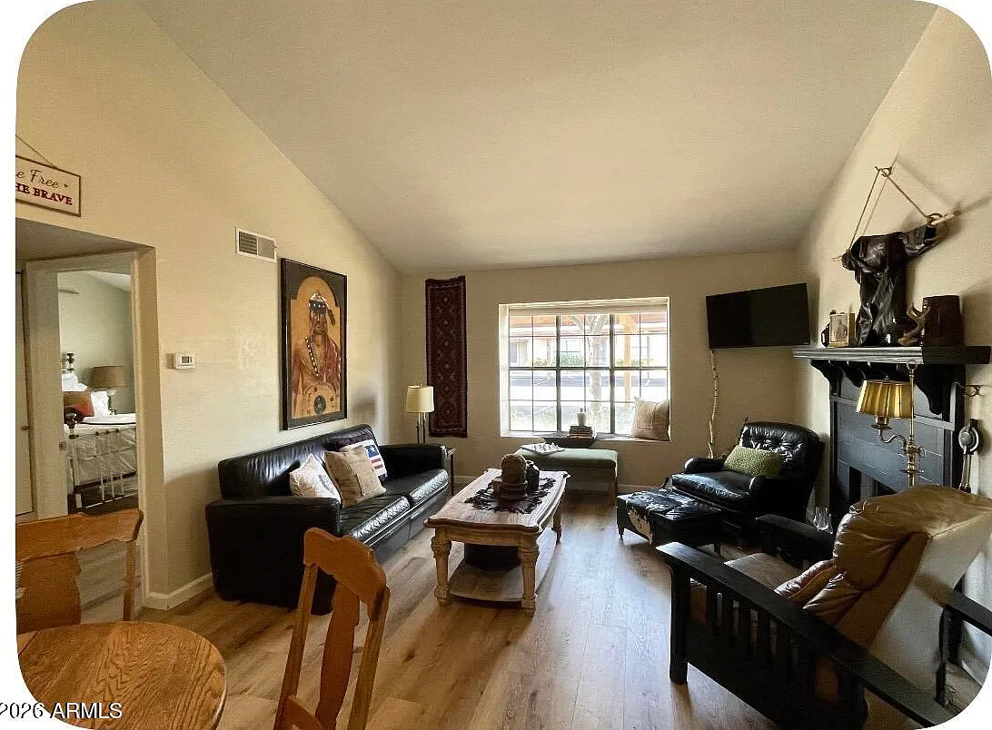 2 bed, 1.0 bath, 784 sqft, $2,200 — Photo 3
