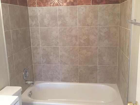 Tiled shower surround