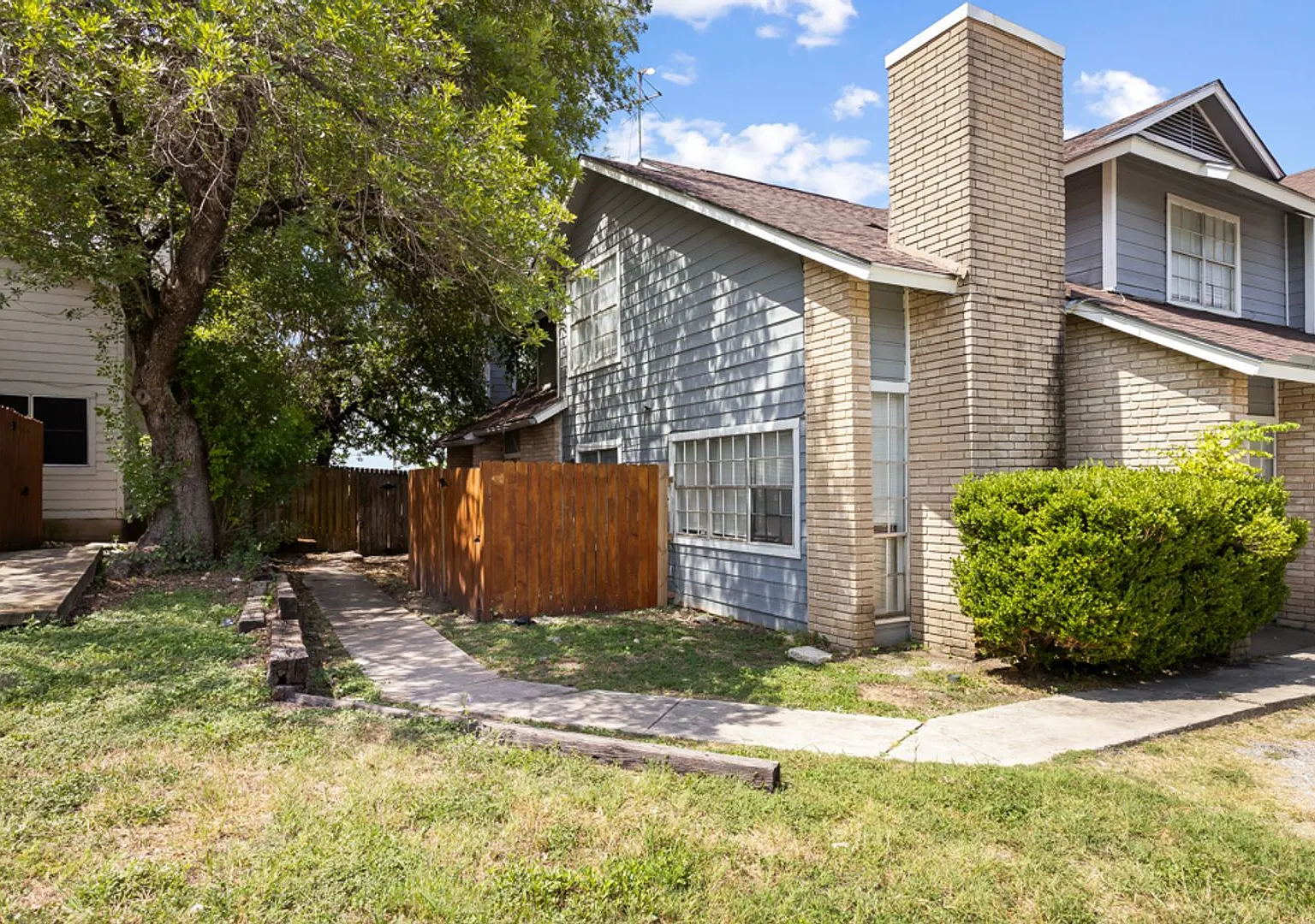 Spacious 3-Bedroom Fourplex with Private Backyard Water & Lawn Service Included — Photo 2