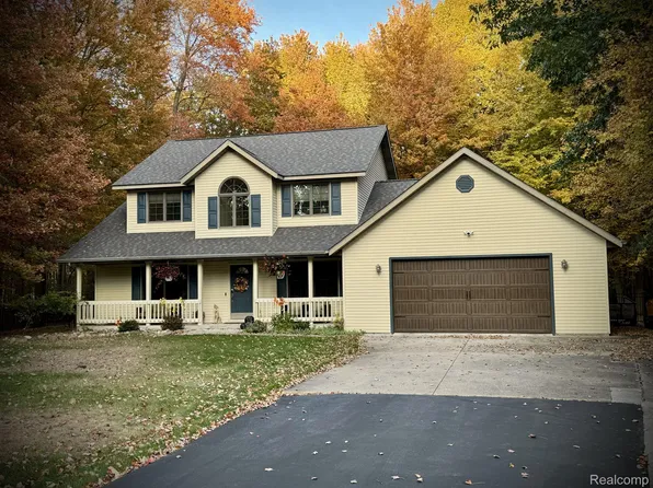 655 Pinewood Dr, Midland, MI 48640