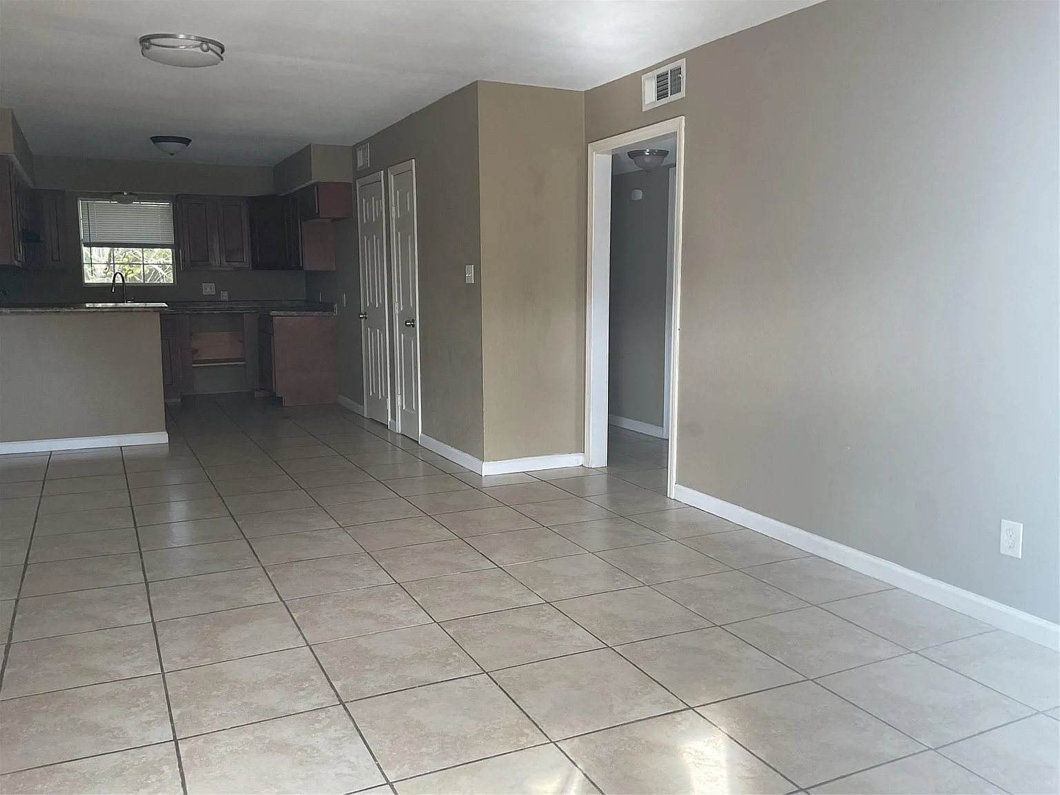 1502 Oleander Dr — Photo 2