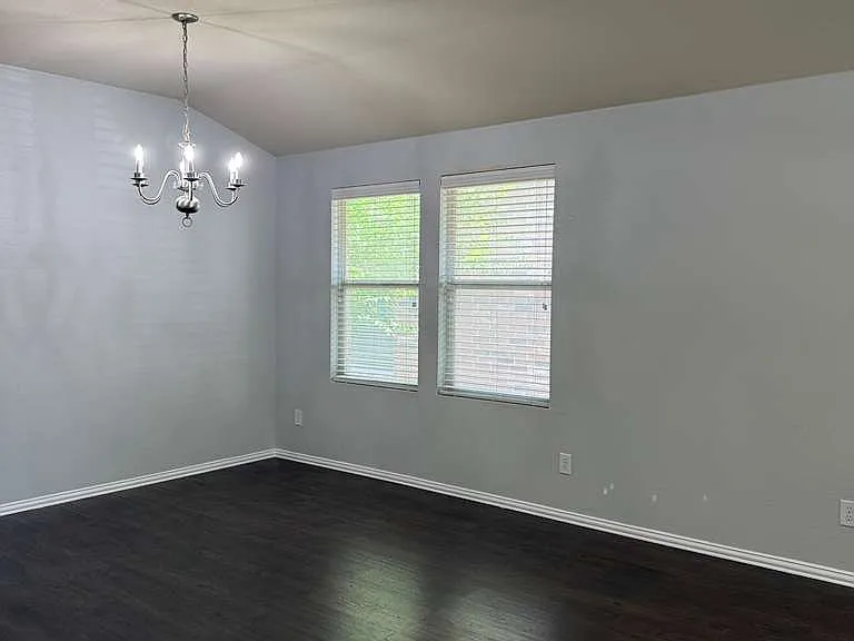 437 Grant Ln — Photo 4