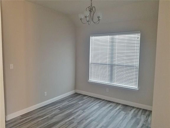 5th image of 825 Llano Falls Dr