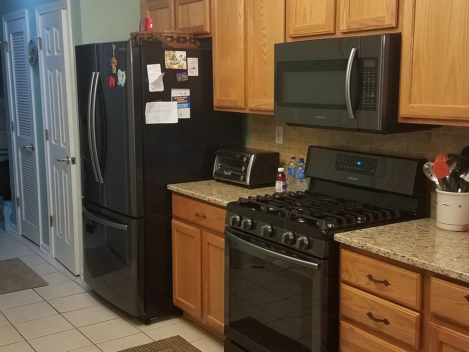 Kitchen w/granite, gas stove