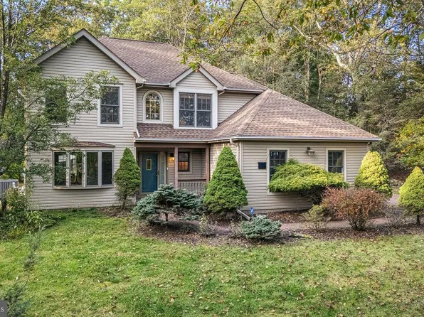 3245 Mountain View Dr, Tannersville, PA 18372
