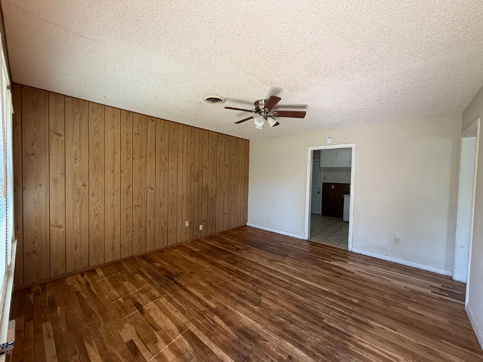2 bed, 1.0 bath, 930 sqft, $900 — Photo 2