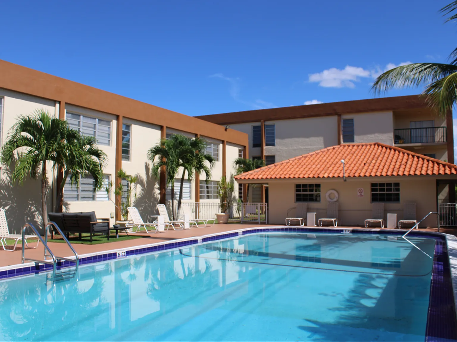 Las Brisas Gardens Apartments — Photo 2