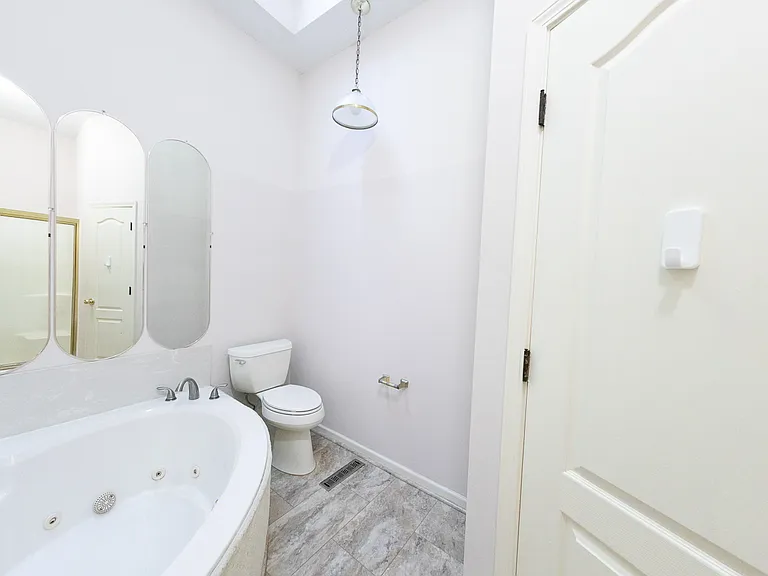 618 Chaucer Ln — Photo 10