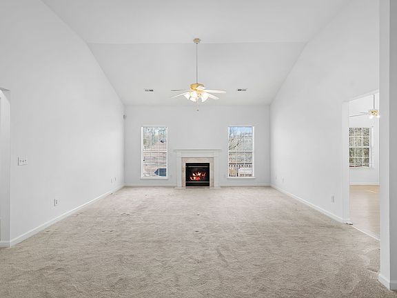 5th image of 719 E Woodlands Trl