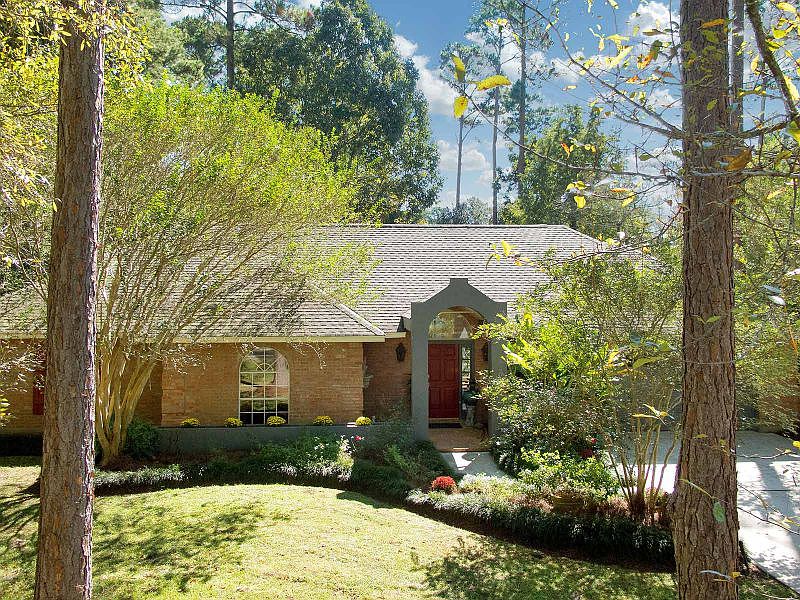 1st image of 121 Blue Heron Dr