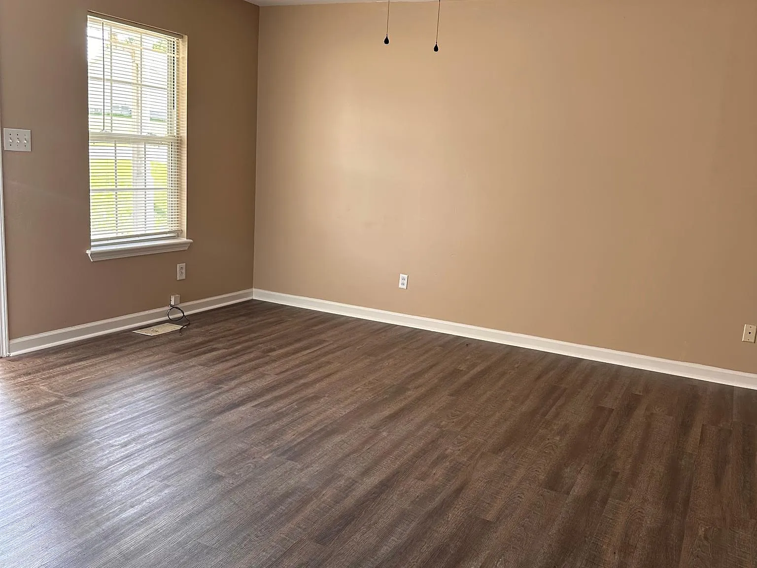 3 bed, 1002 sqft, $1,295 — Photo 2