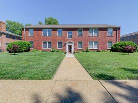 (560) 8161 Whitburn Dr, 6